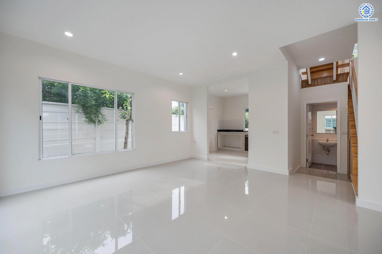 บ้านมือสองตกแต่งใหม่ โครงการ ภัสสร26 ราชพฤกษ์-ติวานนท์ เนื้อที่ 55.9 ตร.ว. ฟังก์ชัน 3 ห้องนอน 3 ห้องน้ำ จอดรถได้ 2 คัน บรรยากาศเงียบสงบเป็นส่วนตัว สิ่งอำนวยความสะดวกมากมาย! บนทำเลศักยภาพ หน้าโครงการติดถนนใหญ่ เชื่อมต่อถนนราชพฤกษ์ ใกล้จุดขึ้นทางด่วน "ศรีสมาน"